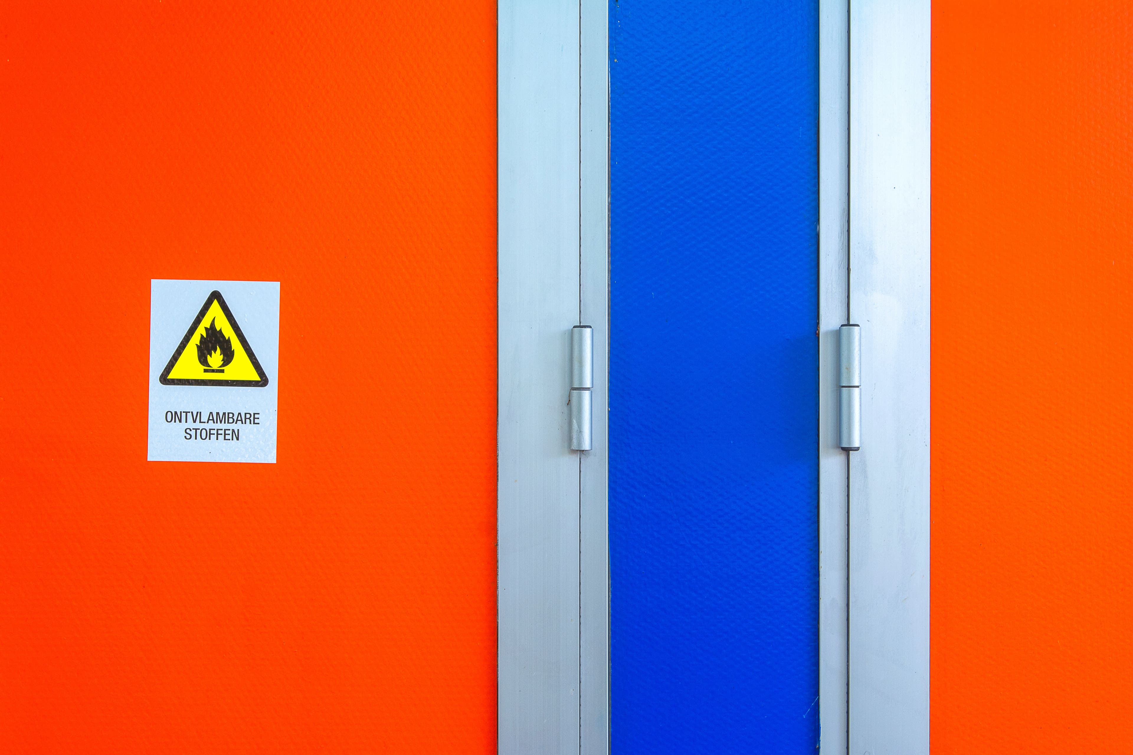 Illustrasi flammable kabinet